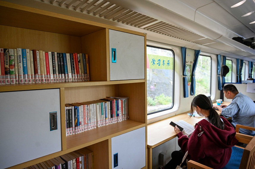 搭乘火車的旅客正在閱讀。鐘潔攝