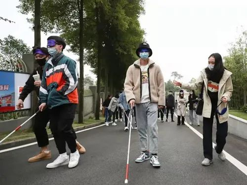 殘聯(lián)定期組織殘疾人體驗(yàn)感受無障礙設(shè)施帶來的便利。南岸區(qū)殘聯(lián)供圖