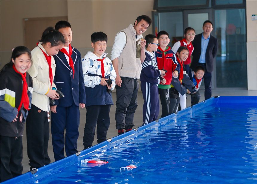 學(xué)生們?cè)凇八虾侥Ｅd趣小組”進(jìn)行比賽。郭旭攝