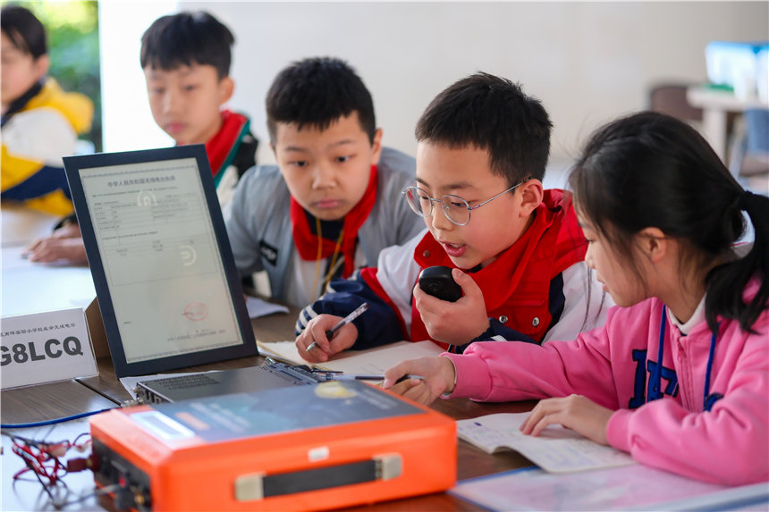 在南坪實(shí)驗(yàn)外國(guó)語(yǔ)小學(xué)，學(xué)生們?cè)跓o(wú)線電測(cè)向社團(tuán)樂(lè)享課后時(shí)光。郭旭攝
