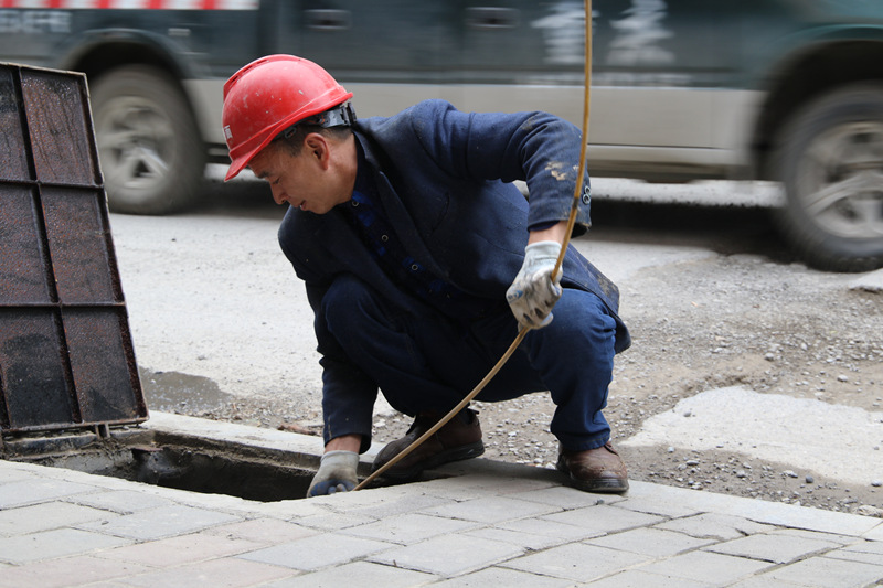 楊前海在工地上干活。楊夏麟攝