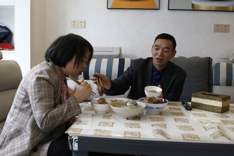 楊前海吃飯時(shí)為妻子陳長軒夾菜。楊夏麟攝