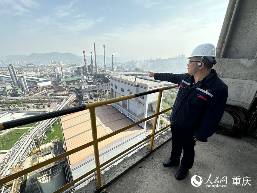 視線遠(yuǎn)處為合成氨老廠區(qū)，近處為合成氨新廠區(qū)。人民網(wǎng) 劉政寧攝