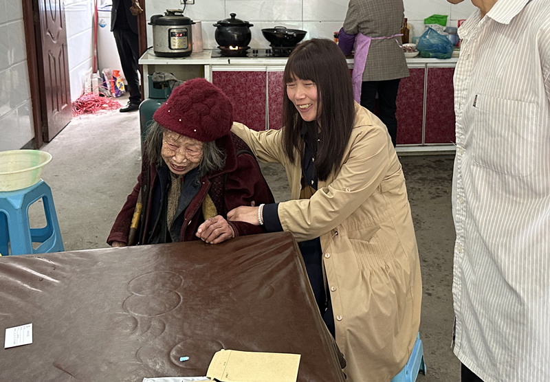 阿香與闊別30多年的母親相見。重慶市公安局刑事偵查總隊(duì)供圖