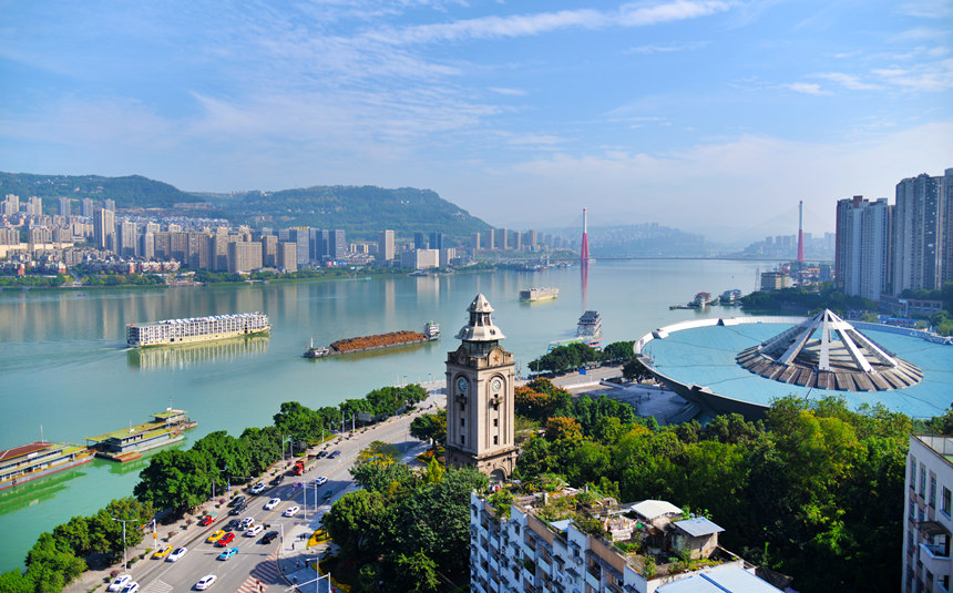 長(zhǎng)江萬州段，黃金水道船來船往。付作僑攝