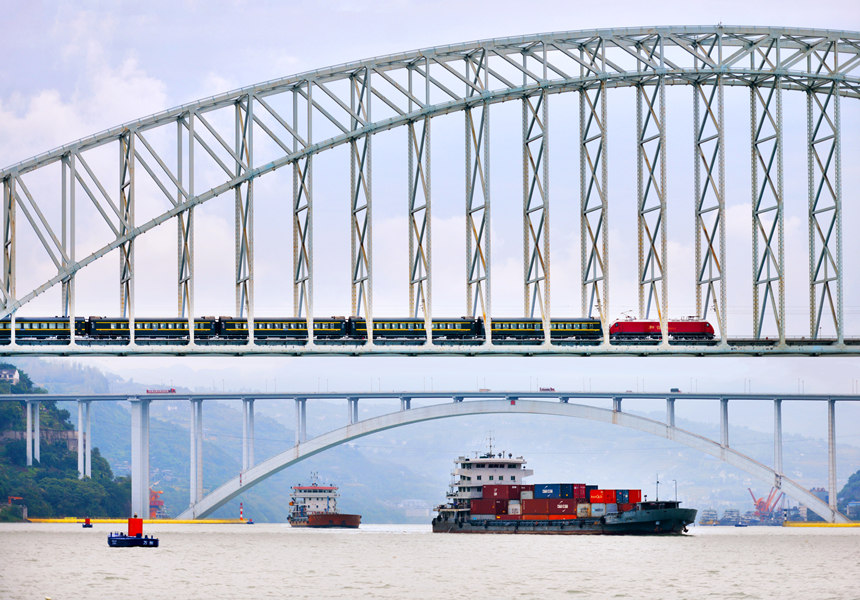 長(zhǎng)江萬州段，鐵水聯(lián)運(yùn)運(yùn)輸繁忙。付作僑攝