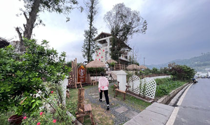                                           重慶涪陵探索“三權(quán)分置”改革 美麗鄉(xiāng)村入畫來                            胡虹 2023年04月22日                              “二渡村是世界榨菜第一村，環(huán)境宜人，鄉(xiāng)村氣息濃郁。我租了這個農(nóng)房，設(shè)計打造了一個夢想小院，就是想留住鄉(xiāng)愁，讓城里人來享受愜意的鄉(xiāng)村生活?！闭跍?zhǔn)備午飯的張麗麗介紹道。雨后的涪陵，天藍(lán)水清、田間綠意盎然……一派生機(jī)勃勃。                【詳細(xì)】                           