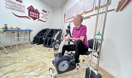                                           重慶銅梁：增強社區(qū)“造血功能” 服務(wù)群眾“最后一米”                            胡虹 2023年04月23日                             在熱鬧的市中心，臨街的店面不是用來做商鋪，而是“老年活動中心”“渝馨家園” “退役軍人之家”“愛心便民超市”等。21日，“大國基理”網(wǎng)絡(luò)主題宣傳活動采訪團(tuán)走進(jìn)重慶銅梁巴川街道正街社區(qū)，了解當(dāng)?shù)貓猿贮h建統(tǒng)領(lǐng)基層社會治理，探索建設(shè)“巴川共坊”，打通服務(wù)群眾“最后一米”的舉措和成效。                【詳細(xì)】                           