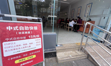                                           重慶潼南：“雙網(wǎng)”共治 讓群眾件件事情有著落                            胡虹 2023年04月24日                             “夏老師，今天我和老伴不舒服，中午能不能請你們幫忙打包送一份飯菜到樓上來？”4月22日一大早，在重慶市潼南區(qū)梓潼街道佳城天下小區(qū)，居住在東升樓的樓棟長夏長春手機(jī)里收到了同一棟樓戴大爺?shù)那笾畔ⅰ?#13;                【詳細(xì)】                           