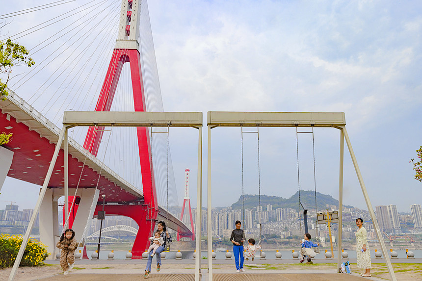 市民在櫻花渡公園蕩秋千。曾英豪攝