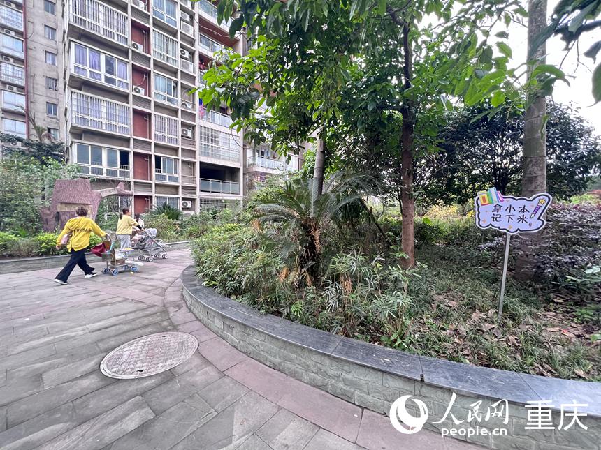 宏康浩宇小區(qū)環(huán)境整潔，綠植盎然。人民網(wǎng) 胡虹攝