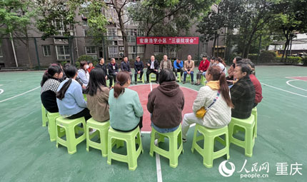                                           重慶：黨建統(tǒng)領(lǐng)，基層治理邁向高效能                            王斌來 劉政寧 胡虹 2023年04月28日                              提升老百姓的獲得感、幸福感、安全感和認(rèn)同感，基層的高效治理發(fā)揮著關(guān)鍵作用。4月20日至23日，由中央網(wǎng)信辦網(wǎng)絡(luò)傳播局主辦，重慶市委網(wǎng)信辦、人民論壇網(wǎng)承辦的“大國基理”網(wǎng)絡(luò)主題宣傳活動（重慶站）舉行。4天時間里，人民網(wǎng)記者深入重慶8個區(qū)縣的16個點位進(jìn)行實地采訪...                【詳細(xì)】                           