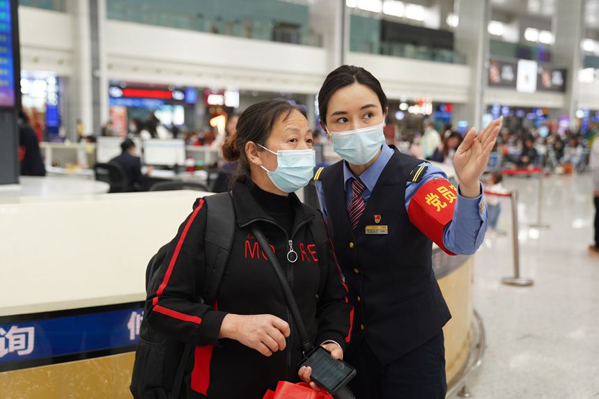 4月29日,重慶北站工作人員在接受旅客咨詢。汪亮攝