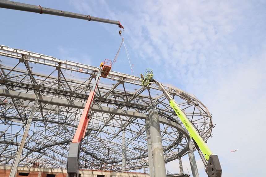 “五一”小長假期間，上千名建設(shè)者在重慶江北國際機(jī)場T3B航站樓施工現(xiàn)場堅(jiān)守崗位。中建八局供圖