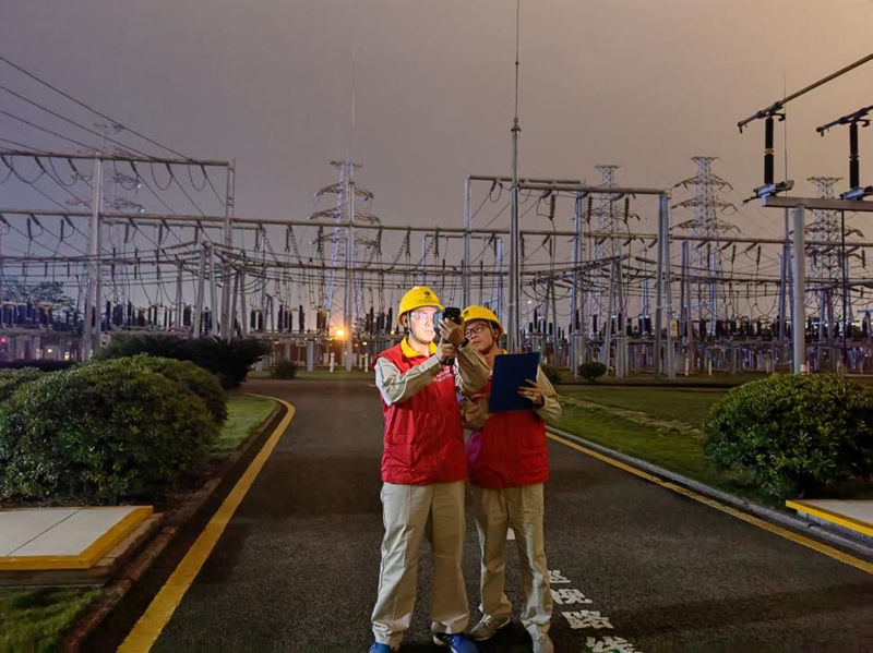 4月29日，國網(wǎng)璧山供電公司員工對(duì)220千伏田家變電站進(jìn)行保電特巡。陳曉曉攝