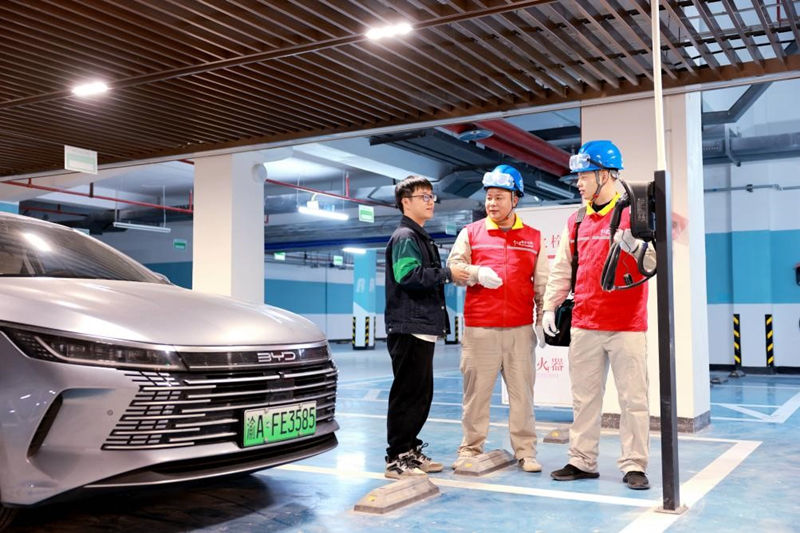 4月30日，國網(wǎng)大足供電公司員工對(duì)全區(qū)重要充電站開展特巡工作。王非凡攝