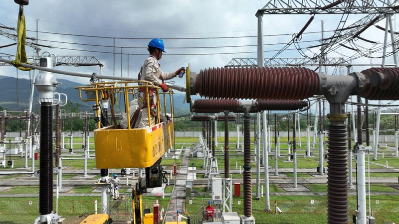 5月1日，國網(wǎng)重慶超高壓公司變電檢修員工正在500千伏長壽變電站進(jìn)行作業(yè)。李濤攝