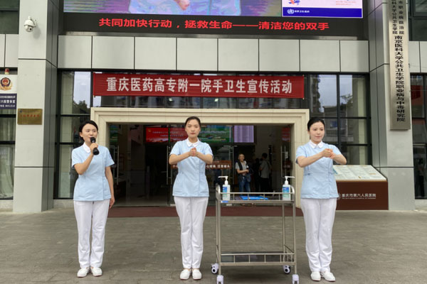 醫(yī)務(wù)人員現(xiàn)場演示洗手步驟。劉林杰攝