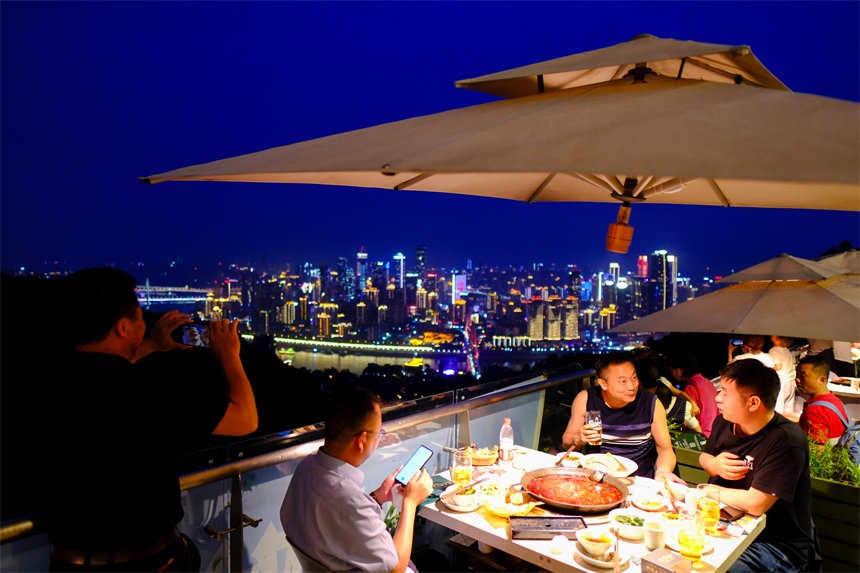 南岸區(qū)南山夜景火鍋公園，市民品火鍋看山城夜景。郭旭攝