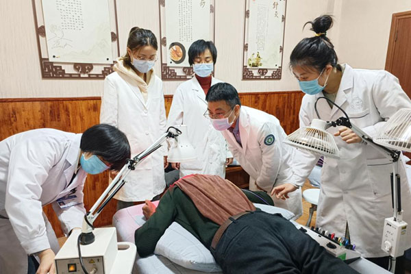 中醫(yī)康復(fù)團(tuán)隊指導(dǎo)帶教。大興鎮(zhèn)中心衛(wèi)生院供圖