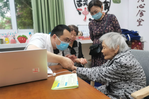 義診義檢。璧山區(qū)衛(wèi)生健康委供圖