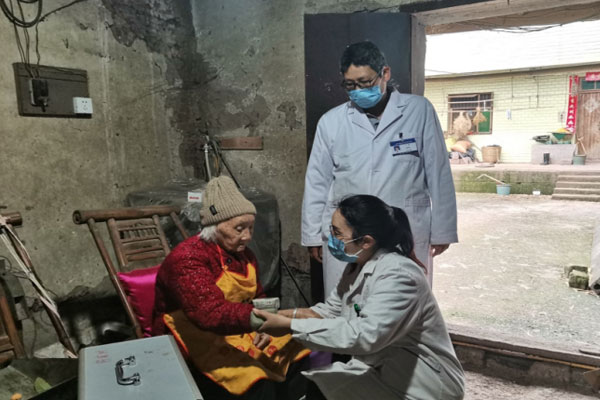 入戶義診宣傳。璧山區(qū)衛(wèi)生健康委供圖