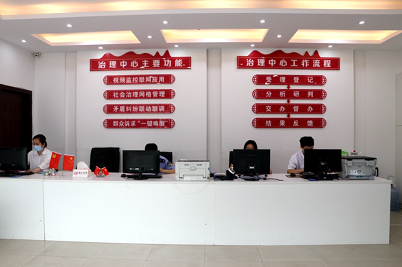 三級(jí)社會(huì)治理指揮中心辦公現(xiàn)場(chǎng)。胥世鵬攝