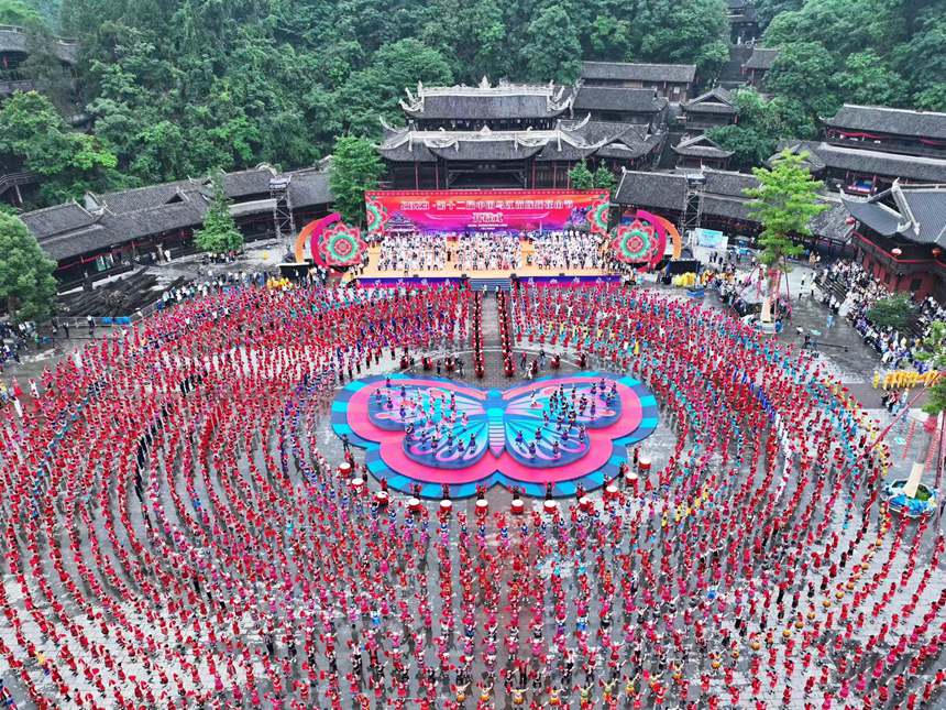 第十二屆國(guó)烏江苗族踩花山節(jié)現(xiàn)場(chǎng)。趙勇攝