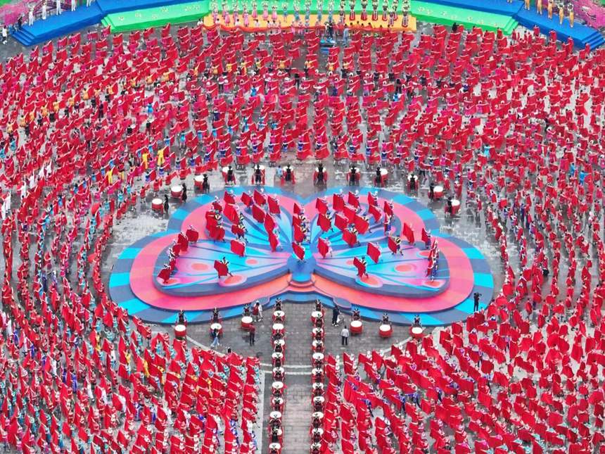 第十二屆國(guó)烏江苗族踩花山節(jié)現(xiàn)場(chǎng)。趙勇攝