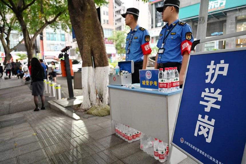 城管部門設置護學崗，為考生及家長提供免費礦泉水。鄒樂攝