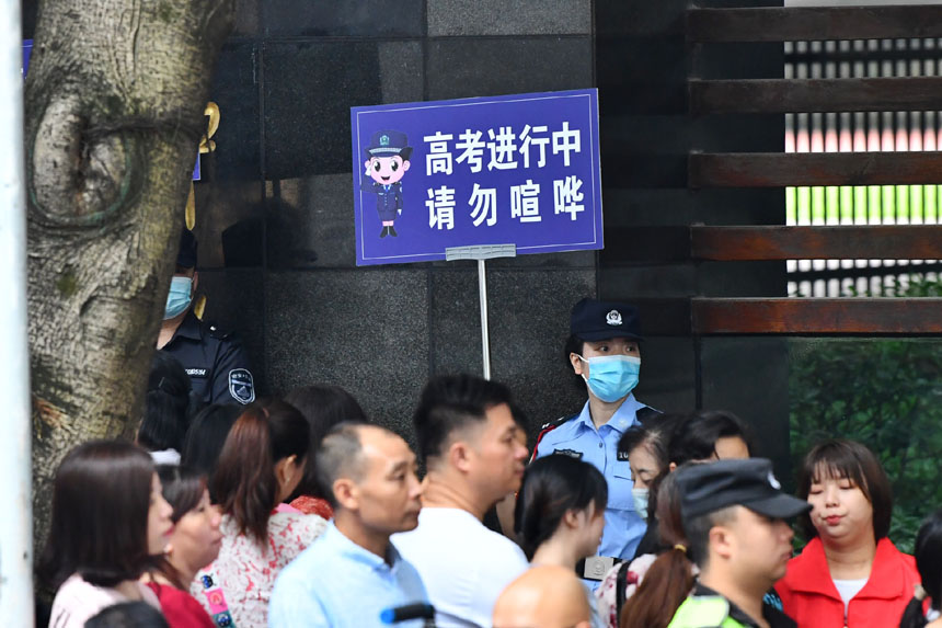 公安部門在考場外維護安靜的考試環(huán)境。鄒樂攝