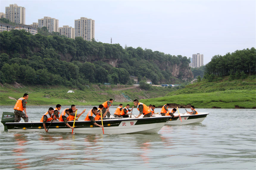 官兵組織劃“龍舟”比賽。錢云星攝