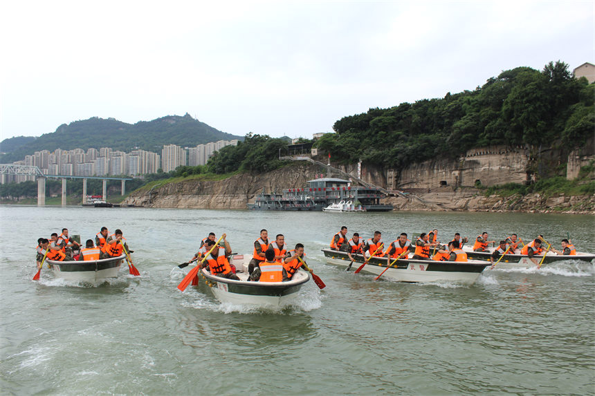 戰(zhàn)士們你追我趕，揮槳如飛。錢云星攝