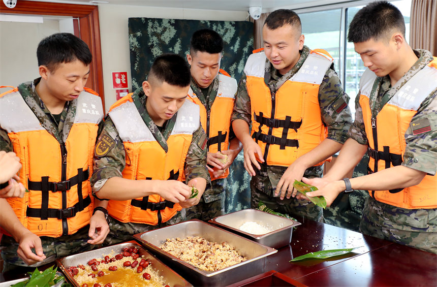 官兵們在船艙包粽子。錢云星攝