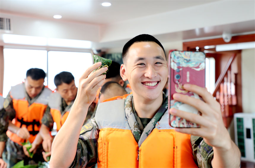 向遠(yuǎn)方親人送祝福。錢云星攝