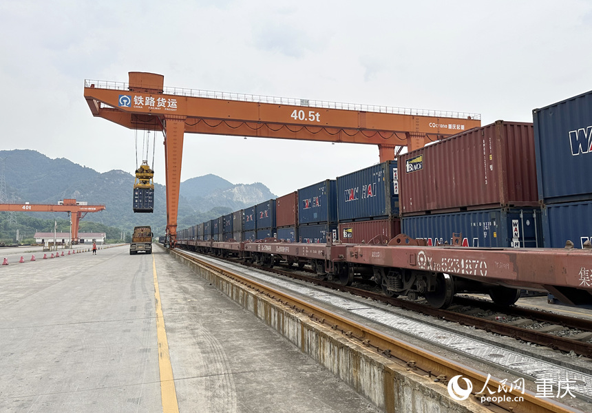 小南埡鐵路物流中心的塔吊起吊集裝箱。人民網(wǎng)記者 劉政寧攝
