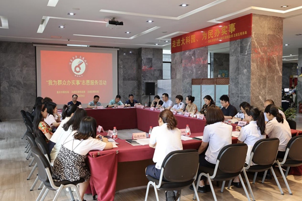 座談會(huì)現(xiàn)場(chǎng)，10戶企業(yè)代表面對(duì)面咨詢稅費(fèi)政策。楊蔓攝