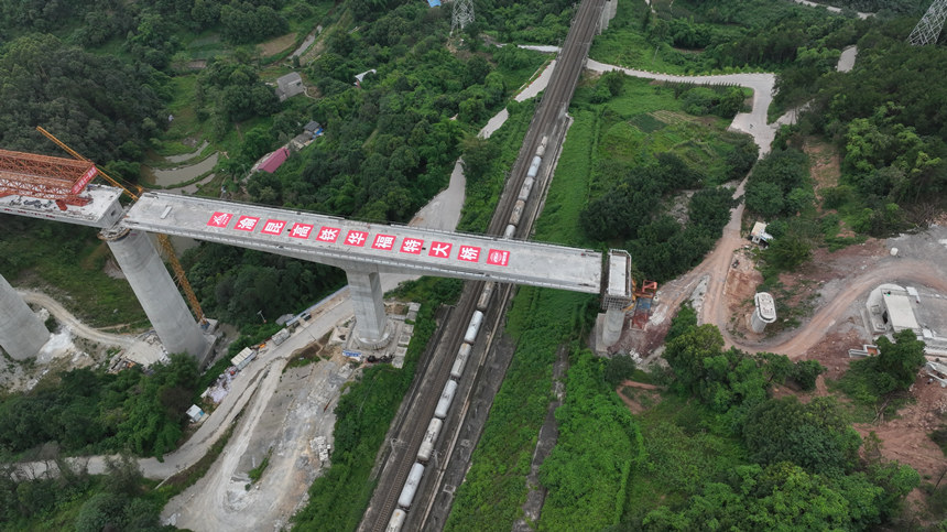 轉(zhuǎn)體成功。鄧豪攝