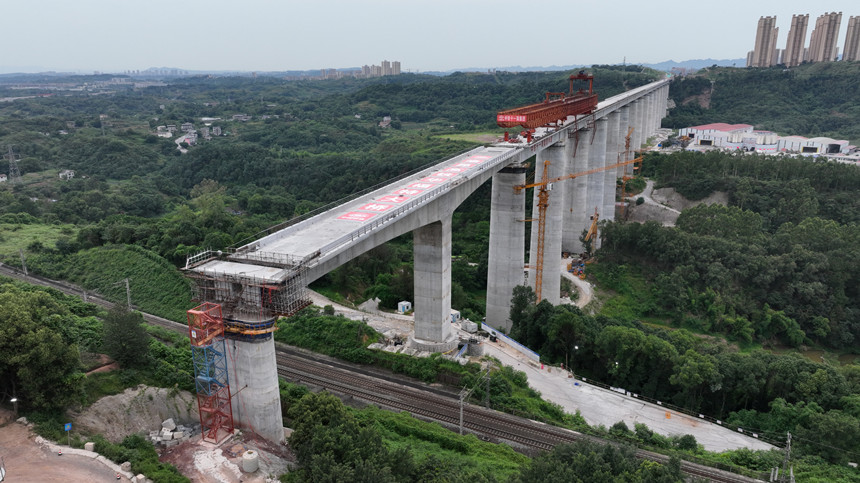 轉(zhuǎn)體后的渝昆高鐵華福特大橋。鄧豪攝