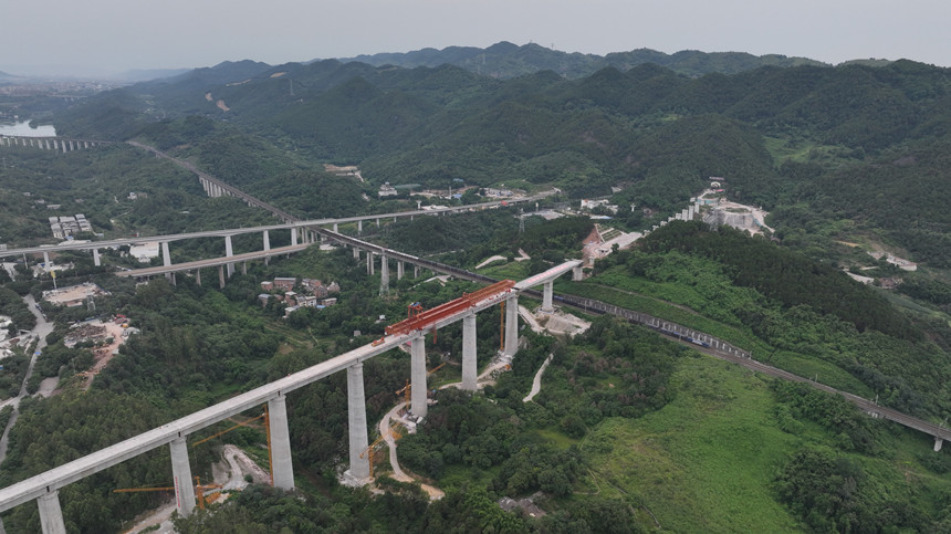 轉體后的渝昆高鐵華福特大橋。鄧豪攝