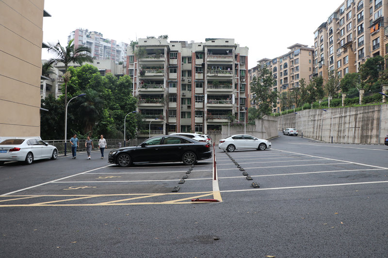 果研所家屬院小區(qū)內(nèi)新建的停車(chē)場(chǎng)。胥世鵬攝