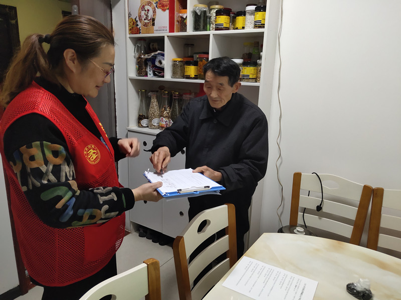 網(wǎng)格員上門(mén)核實(shí)住戶信息并登記。圣泉街道供圖