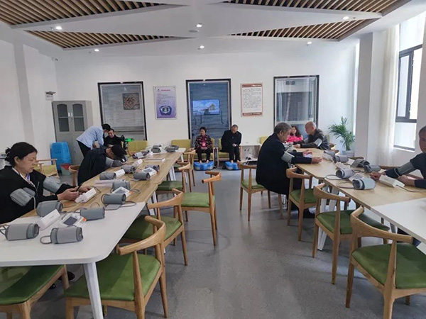 空港佳園公租房小區(qū)居民正在進(jìn)行健康體檢。市住房城鄉(xiāng)建委供圖