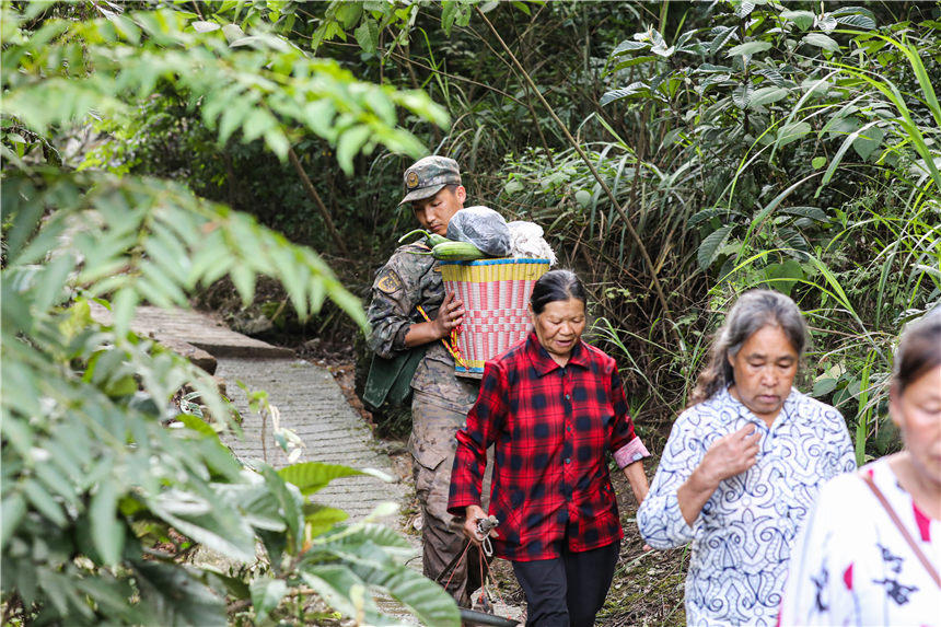 武警官兵轉(zhuǎn)移被困群眾。李東攝