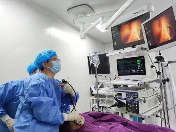 萬耘為患者做手術(shù)。重慶西區(qū)醫(yī)院供圖