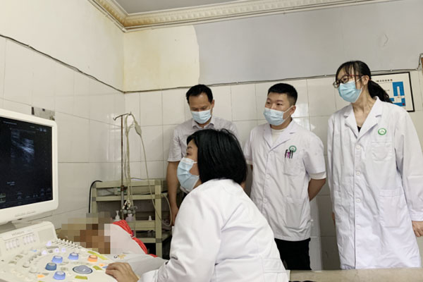 為患者進行術(shù)前評估。江津區(qū)中醫(yī)院供圖