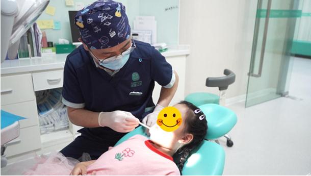醫(yī)生看診。重慶團(tuán)圓口腔醫(yī)院供圖