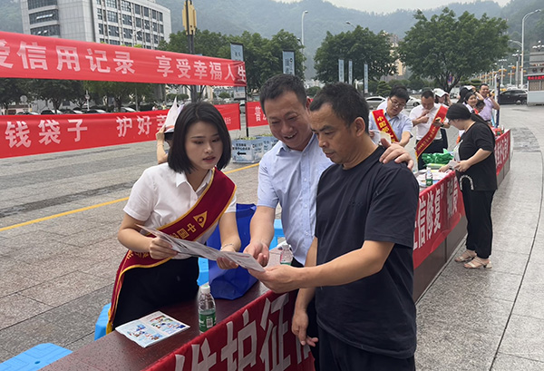 為當?shù)厝罕娖占敖鹑谥R。農(nóng)發(fā)行重慶市分行供圖