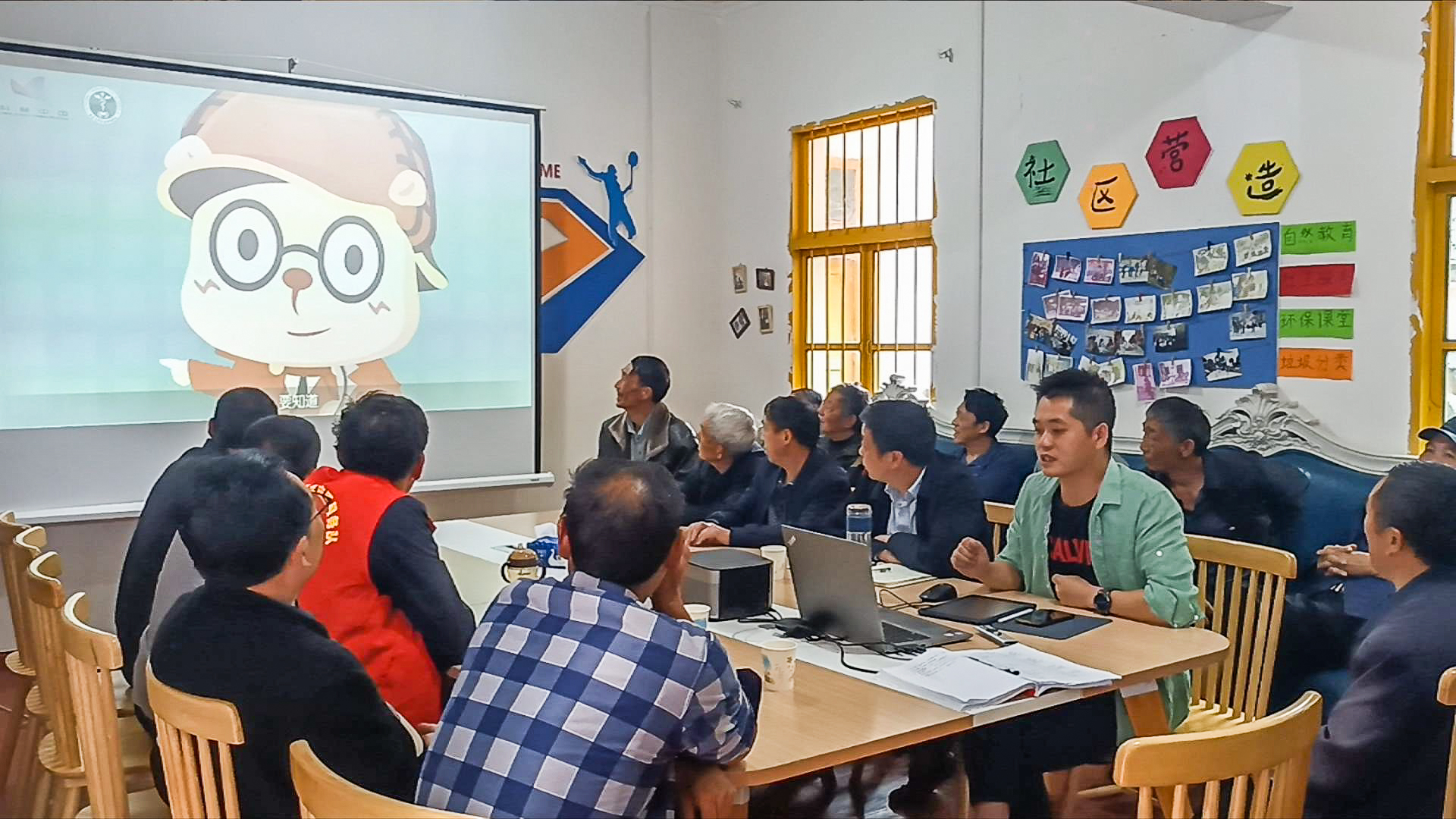 村委會組織村民集中觀看科普視頻。
