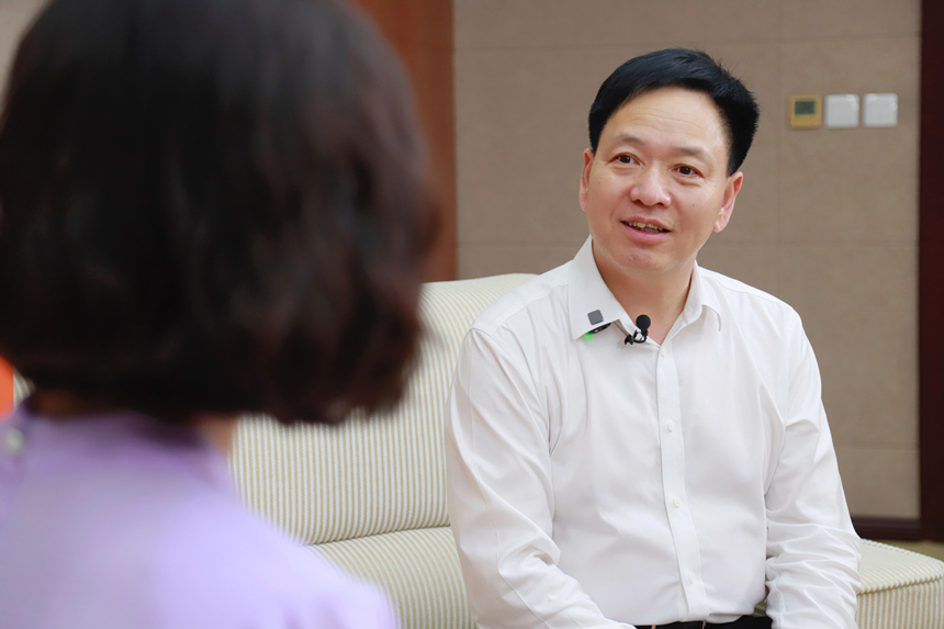 梁平區(qū)委書記錢建超接受人民網(wǎng)專訪。 向詩佳攝